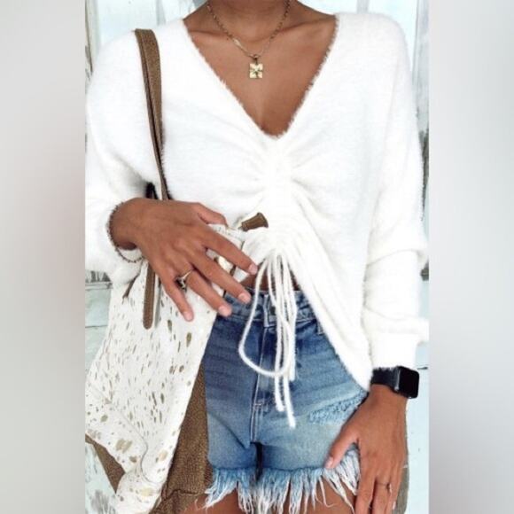 Boutique Boho Style High Rise Light/Medium Wash Frayed Ends Denim Jean Shorts - Picture 3 of 5